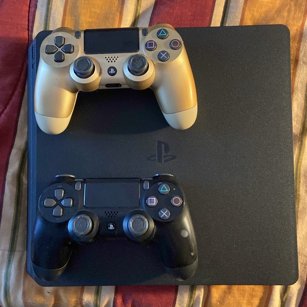 PlayStation 4 including 2 controllers